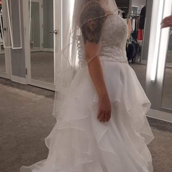 Wedding dress - Picture 3 of 8